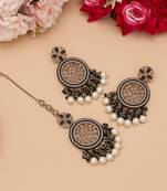 Black color pakistani kundan earrings with maang tikka
