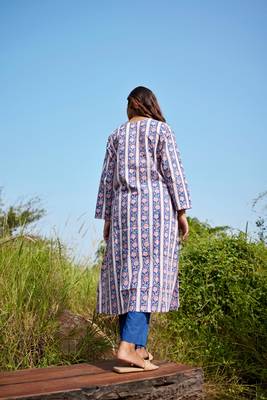 Blue side slits straight floral print pure cotton tunic kurta 3