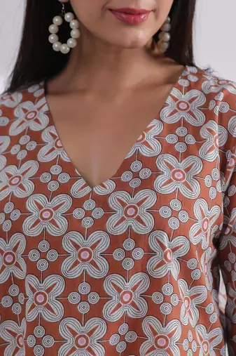 geometric print full sleeve & v neck regular cotton top