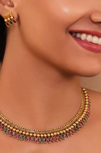 Classic necklace set with ruby green earrings for all occasions