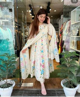Heavy premium chicken shifli cotton fabric kurti with hand printed kurti and pant and mulmul dupatta 5
