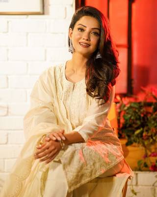 Cream chanderi sraight fit suit set (with pants and dupatta) 1