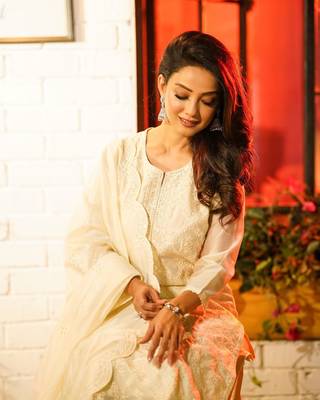 Cream chanderi sraight fit suit set (with pants and dupatta) 3
