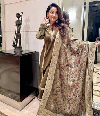 Olive velvet suit set (with pants and dupatta) 2