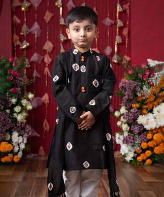 Black ethnic kurta set for boys with elegant embroidery 2