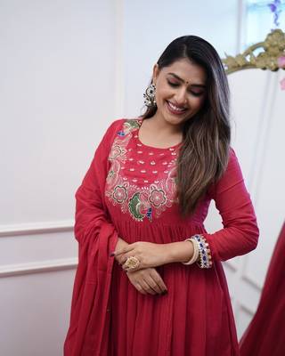 Red embroidery sequins work cotton kurta set 3