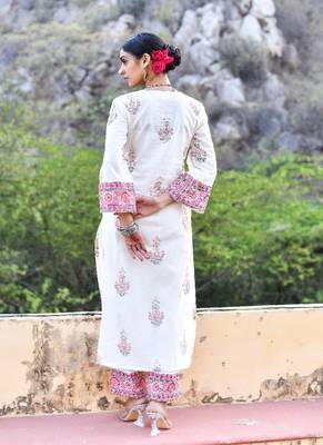 Traditional motif printed with gold & antique highlights kurta set 4