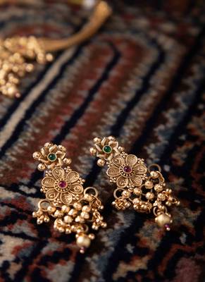 Necklace and Earring Set with Intricate Gold Design 3