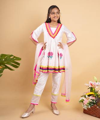 Charming white kurta set with colorful scalloped details and floral embroidery, perfect for festive occasions 1