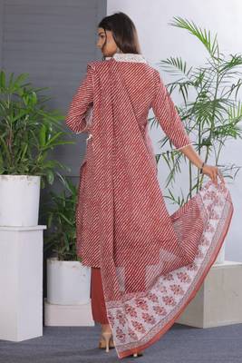 Maroon women lehariya printed embroidered aline kurta pant with dupatta set 2