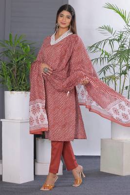 Maroon women lehariya printed embroidered aline kurta pant with dupatta set 3