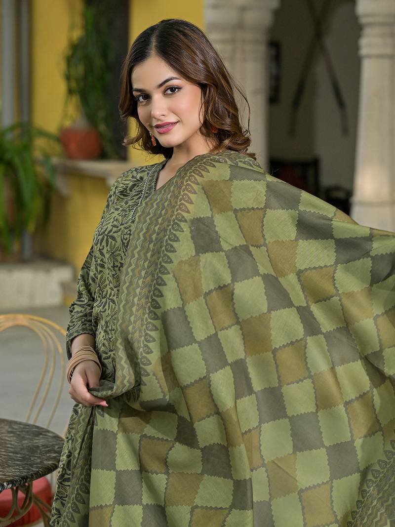 Women green cotton blend floral printed straight kurta trousers with dupatta