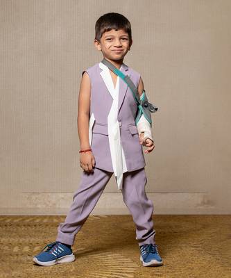 Stylish sleeveless lavender blazer with a modern asymmetrical white lapel, paired with matching slim-fit trousers 1