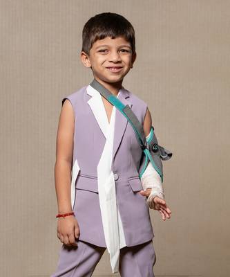 Stylish sleeveless lavender blazer with a modern asymmetrical white lapel, paired with matching slim-fit trousers 2