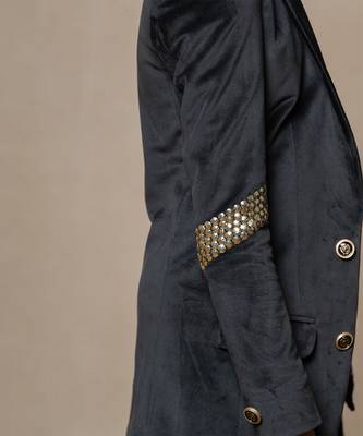 Luxurious blackvelvet suit with studded embellishments 3