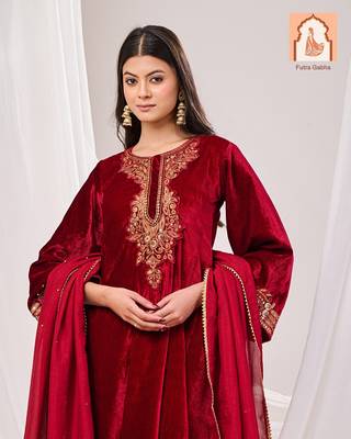 Maroon velvet suit set with silk dupatta 3