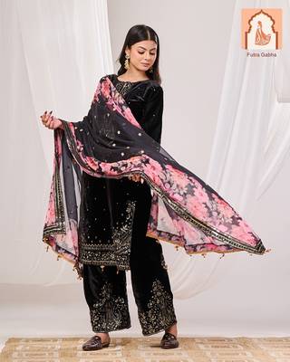 Black velvet suit set with floral printed organza dupatta 2