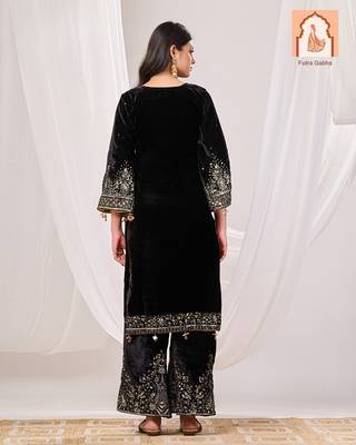 Black velvet suit set with floral printed organza dupatta 3