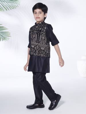Black thread embriodered velvet kurta & pant with ethnic jacket 3