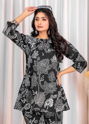 Floral Printed Round Neck Three-Quarter Sleeves Pure Cotton Top With Trouser 4