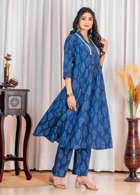 Bandhani Printed V-Neck Pure Cotton A-Line Kurta With Palazzo 4
