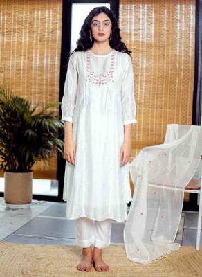 Snow white embroidery kurta set 1