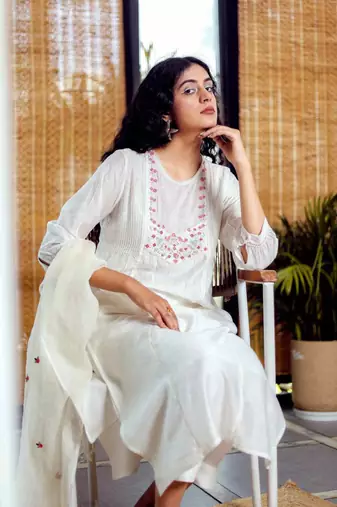Snow white embroidery kurta set