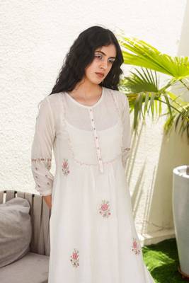 Snow white pintuck yoke kurta set 4
