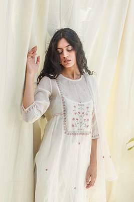 Snow white yoke buta kurta set 4