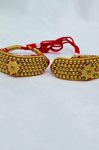 Stone stud gold plated  pouchi color golden material brass  size adjustable