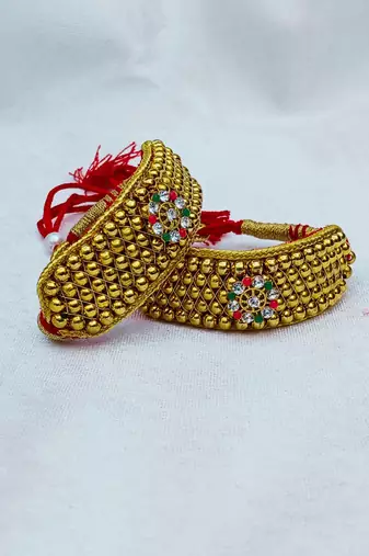 Stone stud gold plated  pouchi color golden material brass  size adjustable