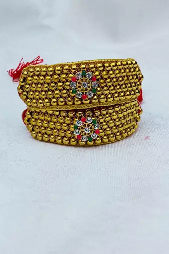 Stone stud gold plated  pouchi color golden material brass  size adjustable