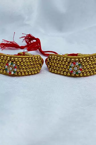 Stone stud gold plated  pouchi color golden material brass  size adjustable