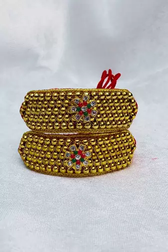Stone stud gold plated  pouchi color golden material brass  size adjustable