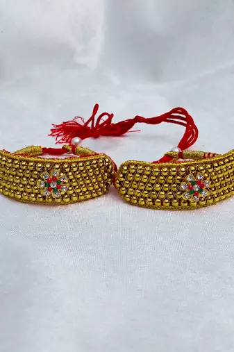 Stone stud gold plated  pouchi color golden material brass  size adjustable
