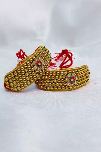 Stone stud gold plated  pouchi color golden material brass  size adjustable