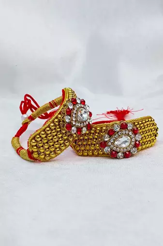 Stone stud gold plated  pouchi color golden material brass  size adjustable