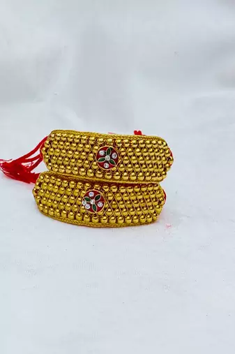Stone stud gold plated  pouchi color golden material brass  size adjustable