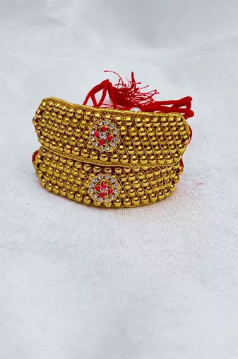 Stone stud gold plated  pouchi color golden material brass  size adjustable