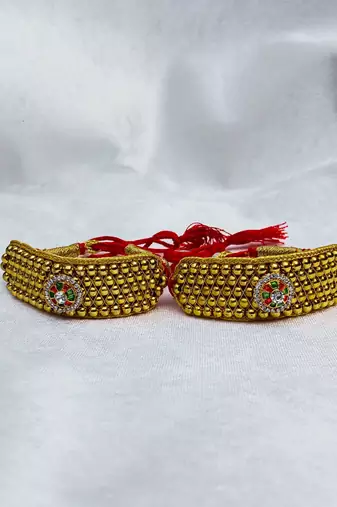 Stone stud gold plated  pouchi color golden material brass  size adjustable