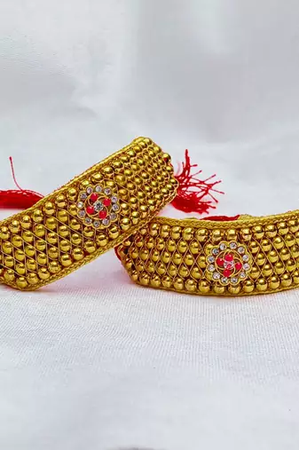 Stone stud gold plated  pouchi color golden material brass  size adjustable