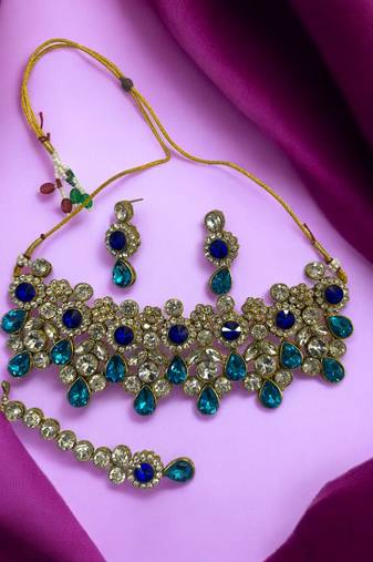Heavy necklace set with maang tika