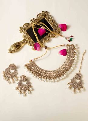 Kundan elegant pearl choker set 4