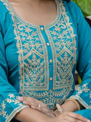 Women's silk blend embroidered kurta palazzo set with organza dupatta 3