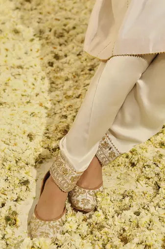 Kaarigari shaheen daisy ivory chauga with salwar set