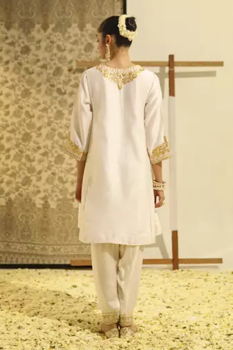 Kaarigari shaheen daisy ivory chauga with salwar set