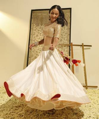 Kaarigari Aarif Daisy Ivory Lehenga Set 3