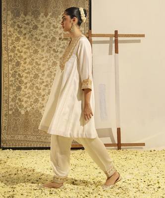 Kaarigari shaheen daisy ivory chauga with salwar set 5