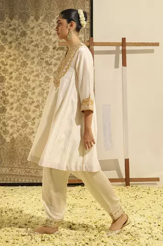 Kaarigari shaheen daisy ivory chauga with salwar set