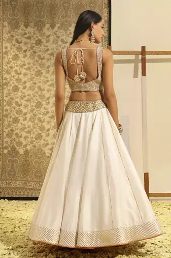 Kaarigari Aayan Daisy Ivory Lehenga Set
